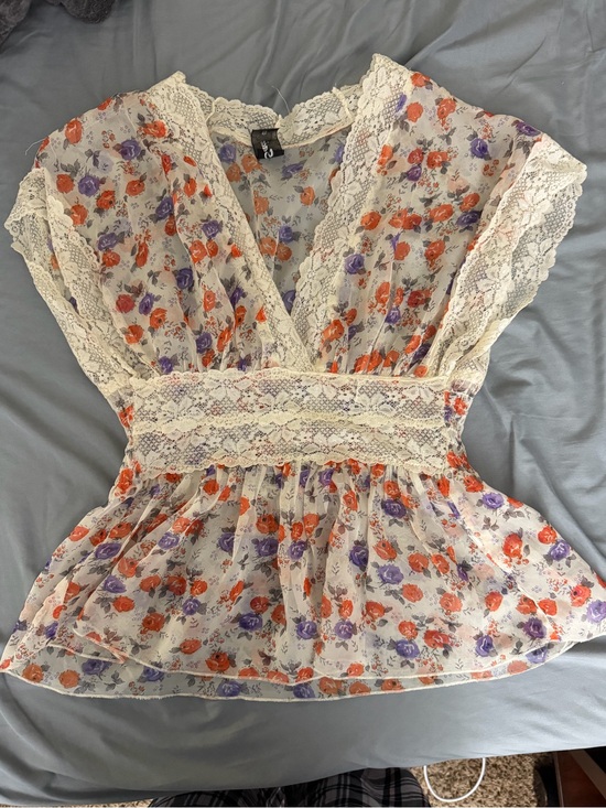 Sacie Tops - Vtg floral sheer and lace peplum top